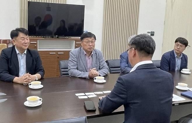 본문 이미지 - 지난해 10월 라오스를 방문한 이승원 세종시 경제부시장(왼쪽 두번째) 등 대표단이 주라오스 대사와 대화를 나누고 있다. 자료사진. (세종시 제공. 재판매 및 DB금지) / 뉴스1