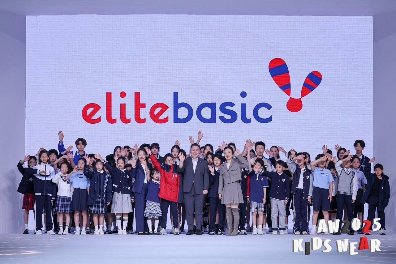 본문 이미지 - 형지엘리트가 &#39;2025 상하이 패션위크&#39;의 &#39;2025키즈웨어&#39; 쇼에 참가했다. 사진은 최준호 대표이사&#40;사진 중앙&#41;와 모델들이 패션쇼 피날레에 선 모습.&#40;형지엘리트제공&#41;