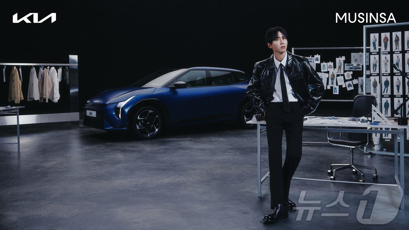  기아가 패션 플랫폼 무신사와 손잡고 브랜드 최초의 전동화 세단 ‘더 기아 EV4’와 함께하는 새로운 라이프스타일을 선보인다고 31일 밝혔다. 사진은 EV4에 어울리는 가죽재킷을 입은 주우재의 패션 화보 콘텐츠 중 한 장면.(기아 제공)