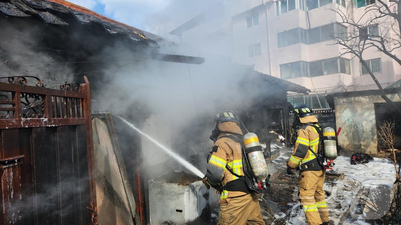30일 오후 3시 9분쯤 경북 성주군 성주읍 예산리 주택서 전기전 요인으로 추정되는 불이 나 출동한 소방관이 진화작업을 벌이고 있다.(경부소방본부 제공. 재판매 및 DB금지)2025.3.31/뉴스1