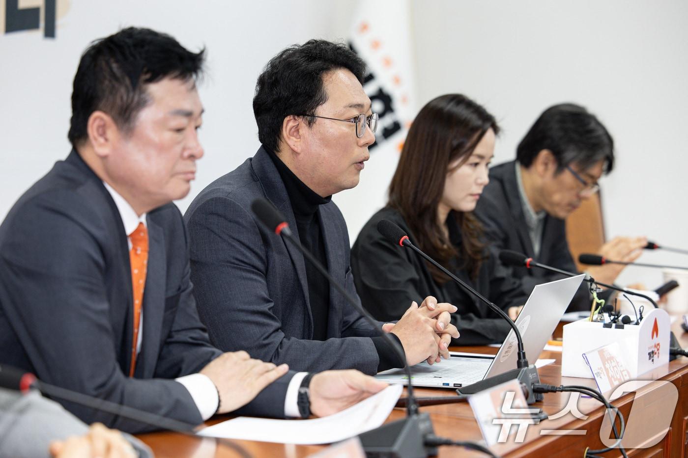 천하람 개혁신당 당대표 권한대행 겸 원내대표가 31일 오전 서울 여의도 국회에서 열린 최고위원회의에서 발언을 하고 있다. 2025.3.31/뉴스1 ⓒ News1 이재명 기자