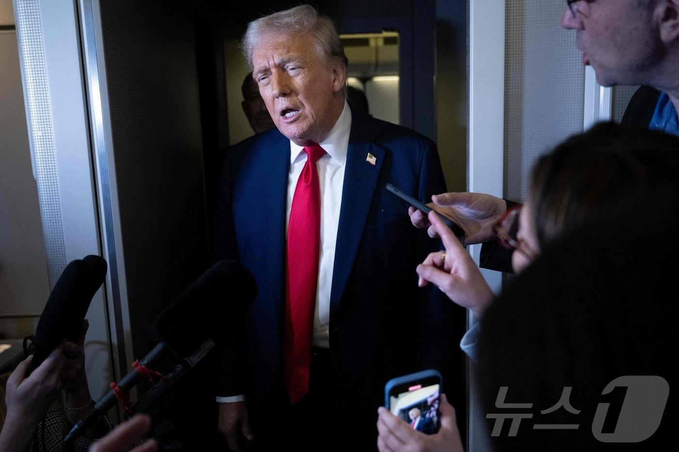 도널드 트럼프 미국 대통령이 30일(현지시간) 버지니아주 프레더릭스버그에서 워싱턴으로 가는 전용기 내서 취재진을 만나고 있다. 2025.03.31 ⓒ AFP=뉴스1 ⓒ News1 우동명 기자