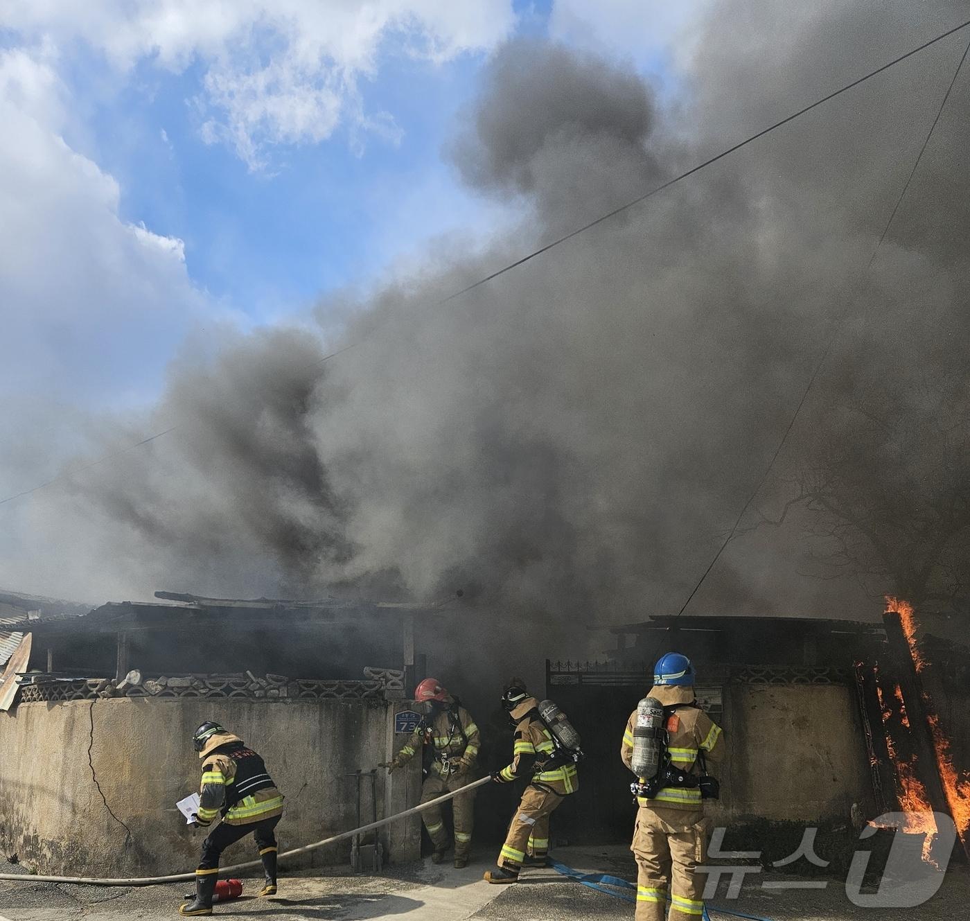 본문 이미지 - 30일 오후 2시 49분쯤 경북 상주시 함창읍 한 단독주택에서 부속 창고에서 난 것으로 추정되는 불이 나 출동한 소방관이 불을 끄고있다. &#40;경북소방본부 제공. 재판매 및 DB금지&#41; 2025.3.31/뉴스1