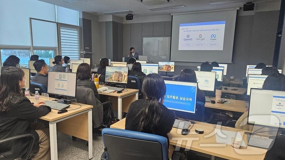 본문 이미지 -  경기 군포시가 지난 24~27일 정보화교육세넡에서 6급 이하 공무원 72명을 대상으로 생성형 인공지능(AI)을 활용한 업무 능력 향상 실습교육을 진행하고 있다. (군포시 제공. 재판매 및 DB 금지) 2025.3.31/뉴스1