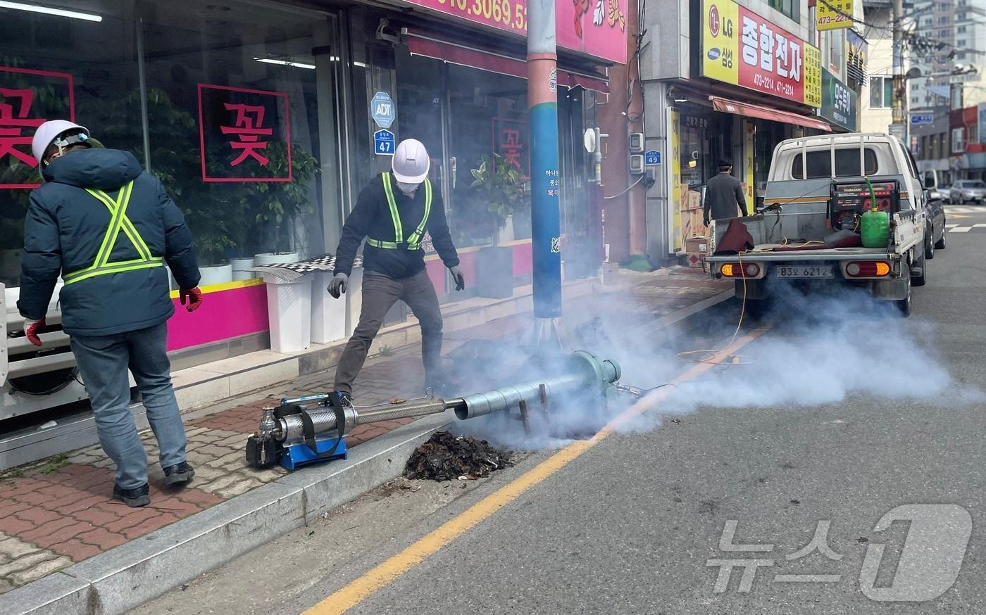 일본뇌염 모기 방역 모습.(전남도 제공. 재판매 및 DB금지) 2025.3.31/뉴스1