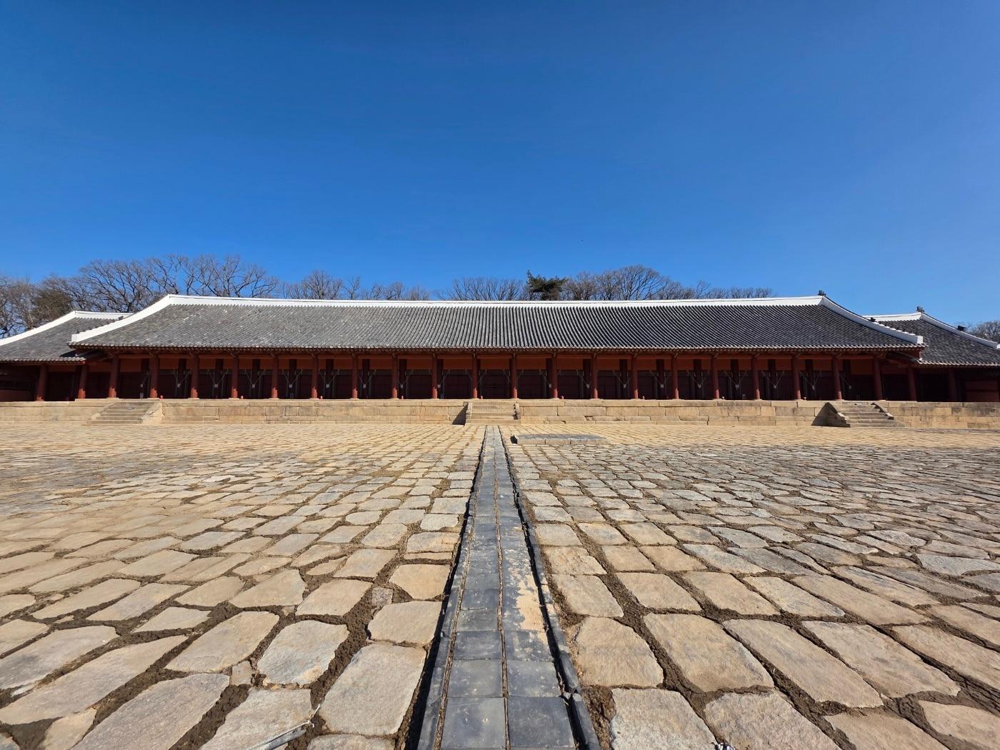 본문 이미지 - 보수공사 마친 종묘 정전 전경(국가유산청 제공)