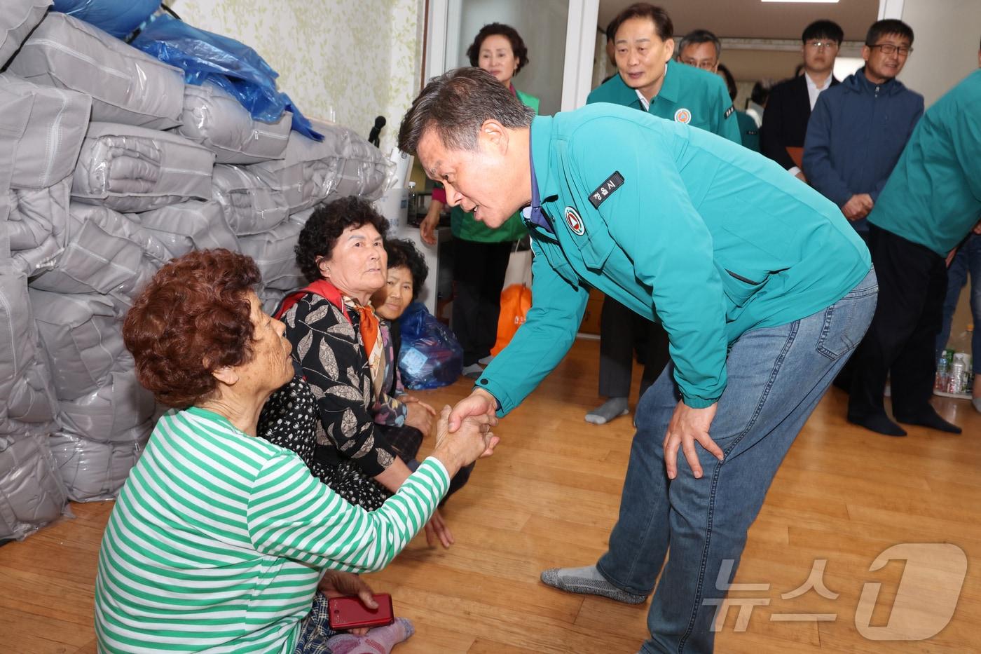 이학수 정읍시장이 산불로 삶의 보금자리를 잃은 소성면 화룡리 금동마을 주민을 위로하고 있다.&#40;정읍시 제공. 재판매 및 DB금지&#41;