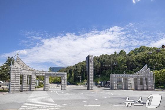 본문 이미지 -  31일 국회 이종배 의원은 한국교통대학교가 53억 원 규모의 이차전지 사업 주관기관으로 선정됐다고 밝혔다.(자료사진)/뉴스1