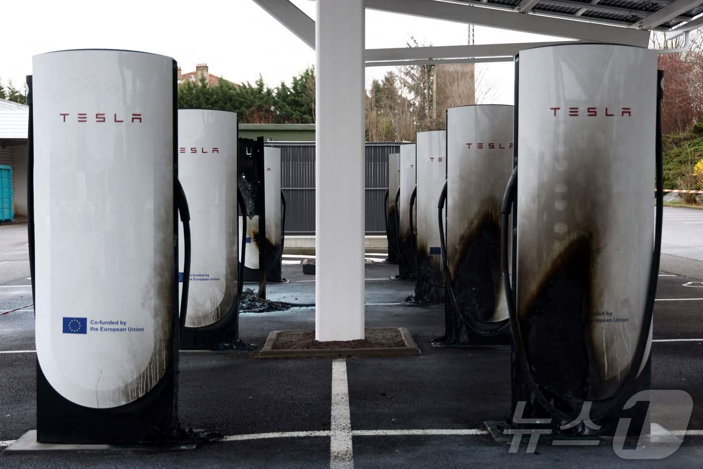 29일&#40;현지시간&#41; 프랑스 생샤몽에서 일론 머스크 테슬라 CEO에 반대하며 ‘테슬라 테이크다운 캠페인’을 주도하는 시위대가 파괴하고 불 태운 테슬라 충전소의 모습이 보인다. 2025.03.31 ⓒ AFP=뉴스1 ⓒ News1 우동명 기자