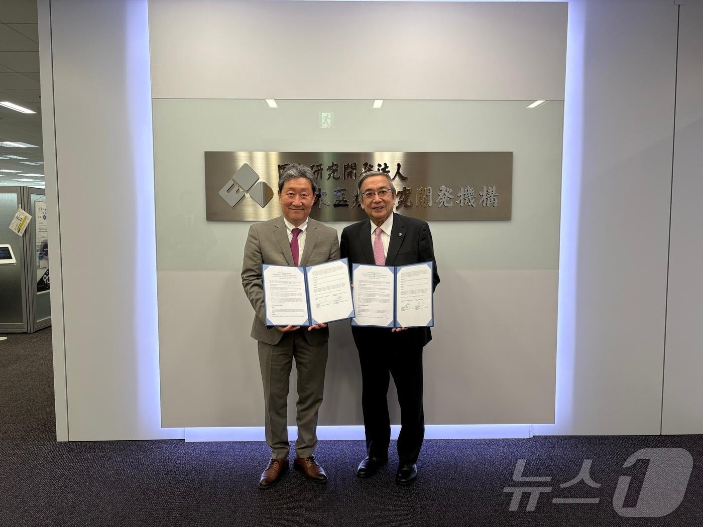 본문 이미지 - 차순도 한국보건산업진흥원 원장(왼쪽)과 요시나오 미시마 일본의료연구개발기구 이사장이 지난 28일 일본 도쿄에서 보건의료 글로벌 연구개발 협력 강화를 위한 협력양해각서(MOC)를 체결하고 기념촬영을 하고 있다(한국보건산업진흥원 제공)