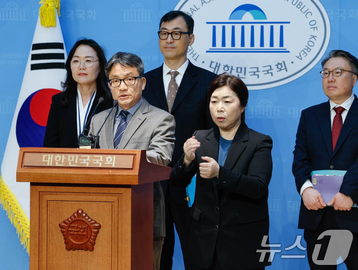 본문 이미지 - 진익 국회예산정책처 경제분석국장이 31일 서울 여의도 국회 소통관에서 열린 2025년 NABO 경제전망 기자회견에서 올해 경제성장률 1.5%, 잠재성장률 1.9%로 하향 조정하는 등 내용이 담긴 NABO 경제전망 보고서를 발표하고 있다. 2025.3.31/뉴스1 ⓒ News1 안은나 기자