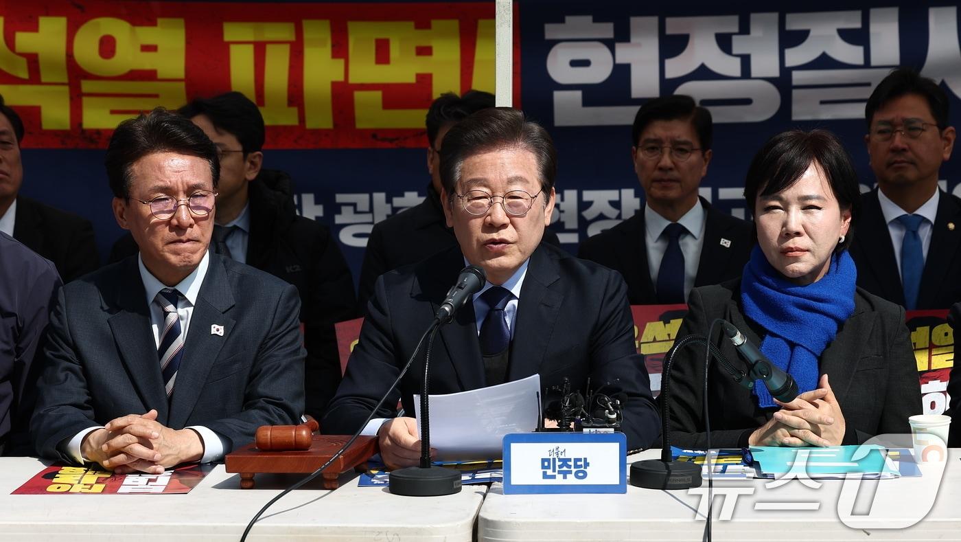 이재명 더불어민주당 대표가 31일 오전 서울 종로구 경복궁 앞 천막당사에서 열린 최고위원회의에서 모두 발언을 하고 있다. 2025.3.31/뉴스1 ⓒ News1 김민지 기자