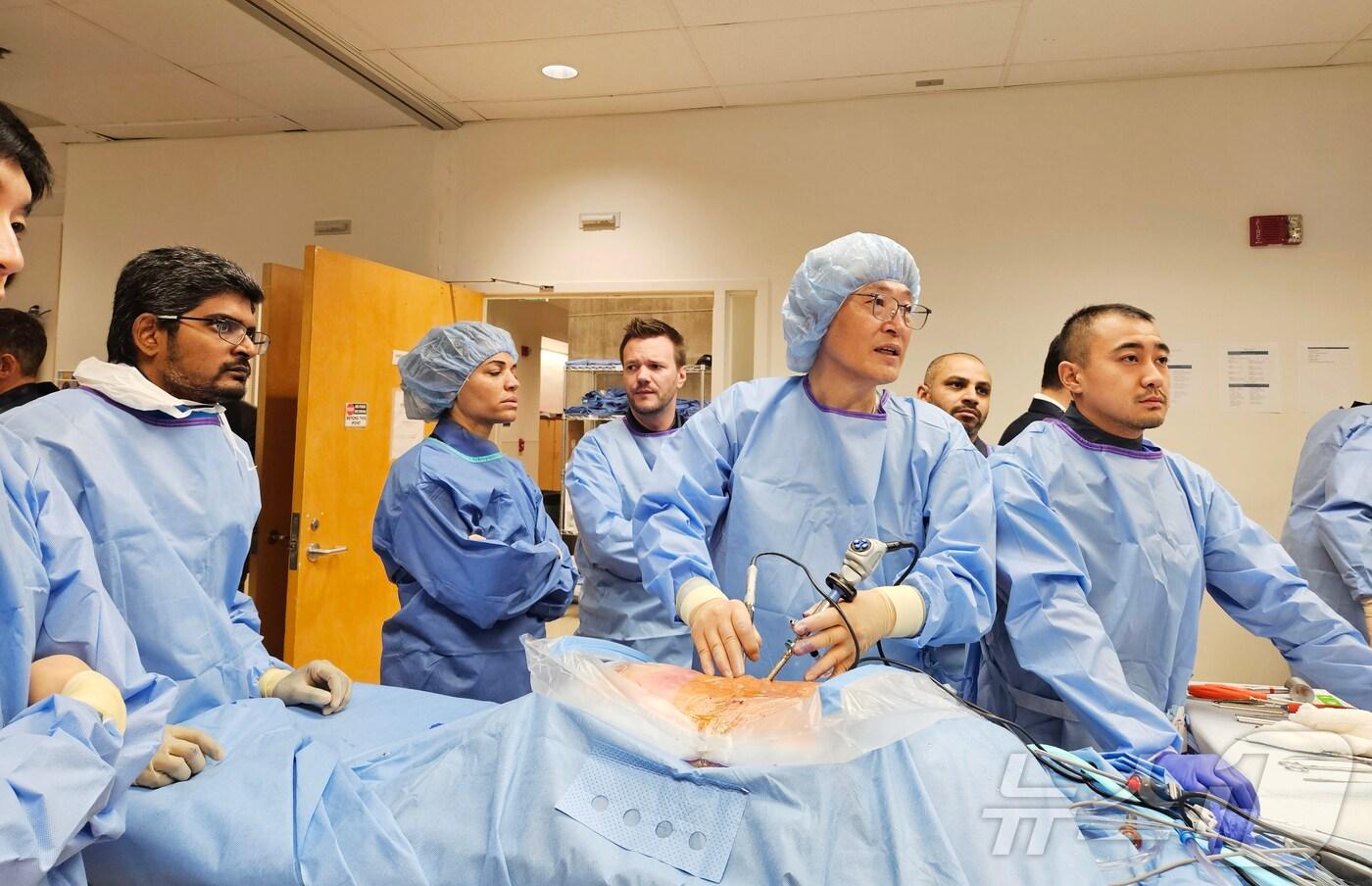 박철웅 대전우리병원 대표병원장(오른쪽 두번째)이 지난 29일 미국 캘리포니아대 어바인메디컬센터(UCI)에서 개최된 ‘제4회 양방향척추내시경국제학회’에서 카데바 워크샵(연구용 목적으로 기증된 시신으로 수술실습)을 진행하고 있다. (대전우리병원 제공. 재판매 및 DB금지) /뉴스1