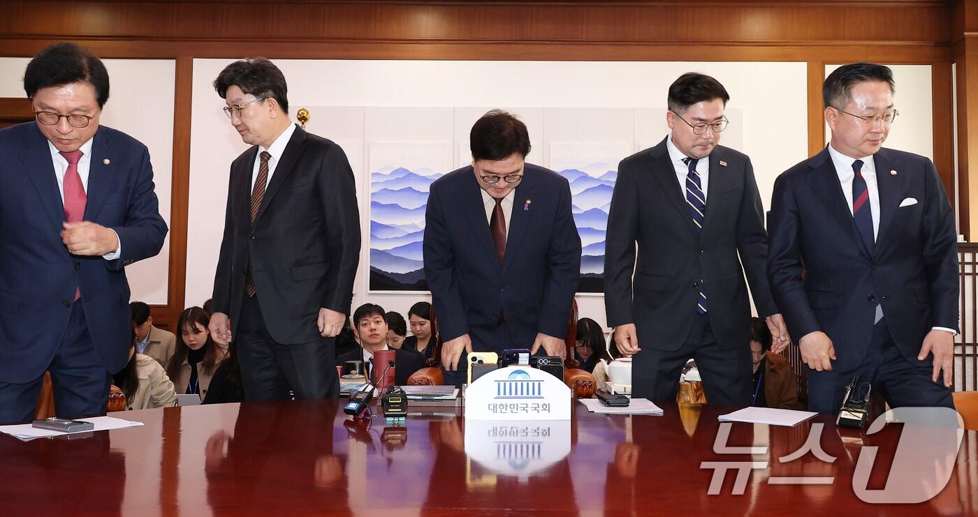 우원식 국회의장(가운데)과 권성동 국민의힘 원내대표(왼쪽 두 번째), 박찬대 더불어민주당 원내대표(오른쪽 두 번째)가 31일 오전 국회 의장실에서 열린 의장 주재 여야 원내대표 회동에서 기념촬영을 마친 뒤 자리로 돌아가고 있다. 왼쪽부터 국민의힘 박형수 원내수석부대표, 권 원내대표, 우 의장, 더불어민주당 박 원내대표, 박성준 원내수석부대표. (공동취재) 2025.3.31/뉴스1 ⓒ News1 이광호 기자