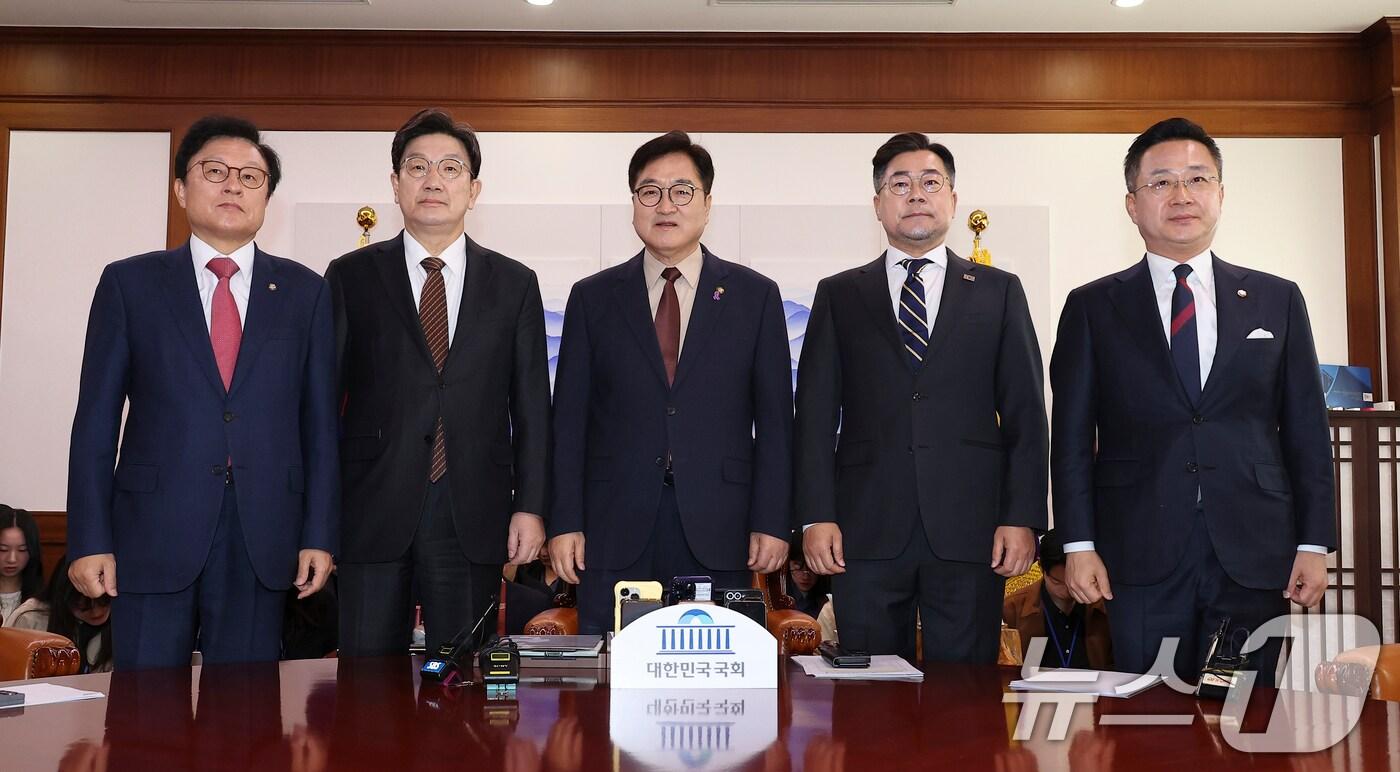 우원식 국회의장(가운데)과 권성동 국민의힘 원내대표, 박찬대 더불어민주당 원내대표가 31일 오전 국회 의장실에서 열린 의장 주재 여야 원내대표 회동에서 기념촬영을 하고 있다. (공동취재) 2025.3.31/뉴스1 ⓒ News1 이광호 기자