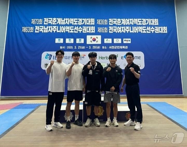 본문 이미지 - 전북자치도 진안군은 군청 역도선수단이 충남 서천에서 열린 대회에 출전해 금메달 4개, 은메달 1개, 동메달 5개를 획득했다.(진안구제공. 재판매 및 DB금지)2025.3.31/뉴스1