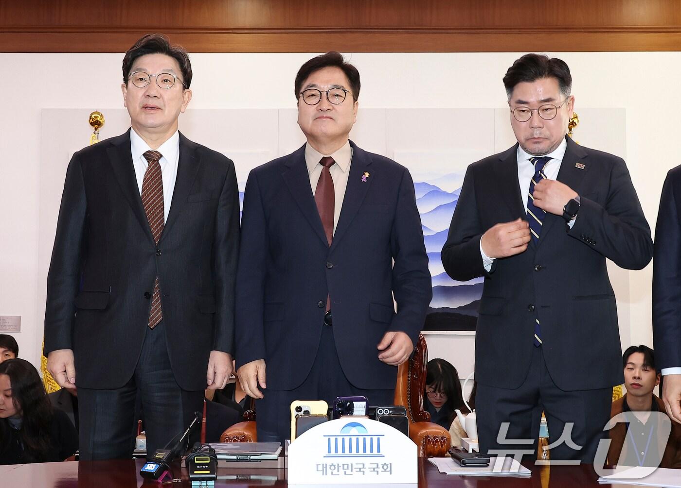 본문 이미지 - 우원식 국회의장(가운데)과 권성동 국민의힘 원내대표(왼쪽), 박찬대 더불어민주당 원내대표가 31일 오전 국회 의장실에서 열린 의장 주재 여야 원내대표 회동에서 기념촬영을 하고 있다. (공동취재) 2025.3.31/뉴스1 ⓒ News1 이광호 기자