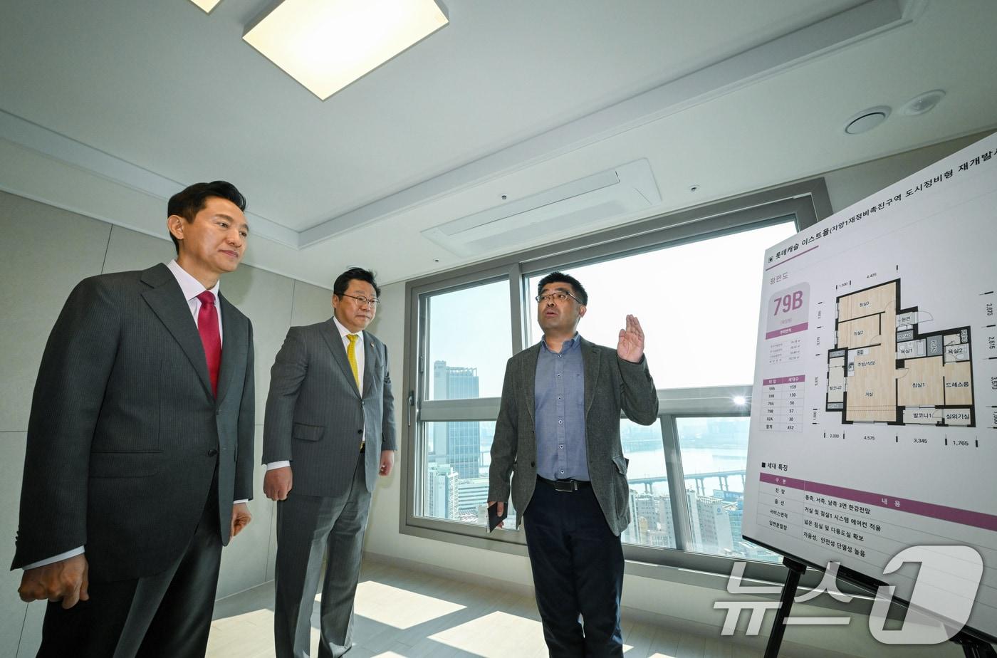 오세훈 서울시장이 신혼부부가 입주할 제2차 미리내집&#40;장기전세주택&#41;을 내부를 살펴보고 있다. &#40;공동취재&#41; /뉴스1 ⓒ News1 장수영 기자