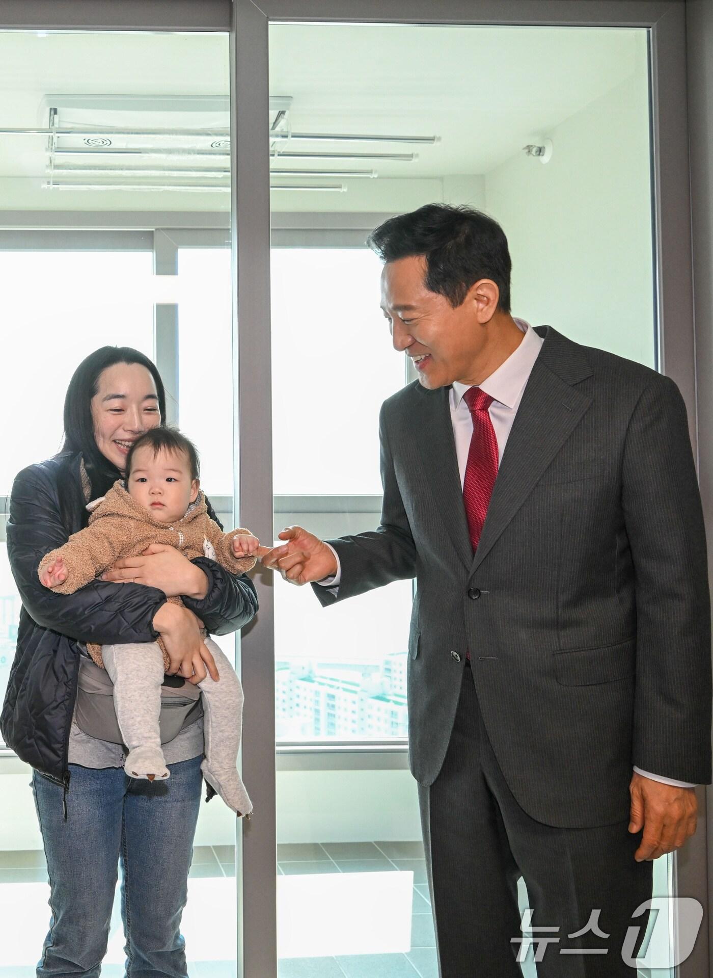 본문 이미지 - 오세훈 서울시장이 31일 오전 서울 광진구에 위치한 신축 아파트 단지에서 신혼부부가 입주할 제2차 미리내집&#40;장기전세주택&#41;을 내부를 살펴보고 있다. &#40;공동취재&#41; 2025.3.31/뉴스1 ⓒ News1 장수영 기자