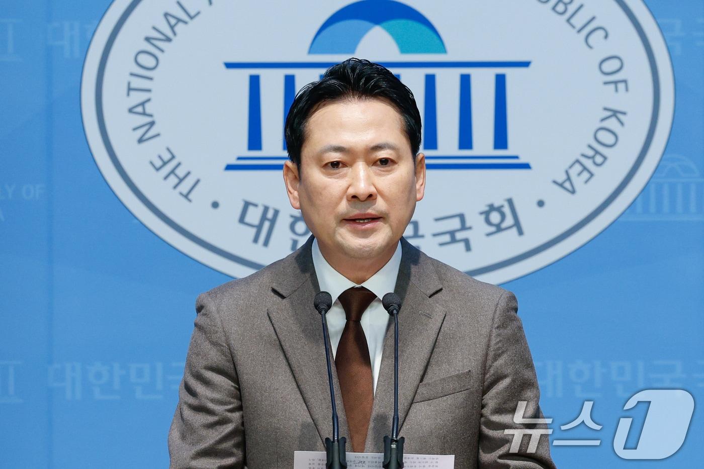 장동혁 국민의힘 의원이 31일 서울 여의도 국회 소통관에서 민주당의 헌법재판관 임기 연장법 추진 시도를 비판하며 기자회견을 하고 있다. 2025.3.31/뉴스1 ⓒ News1 안은나 기자