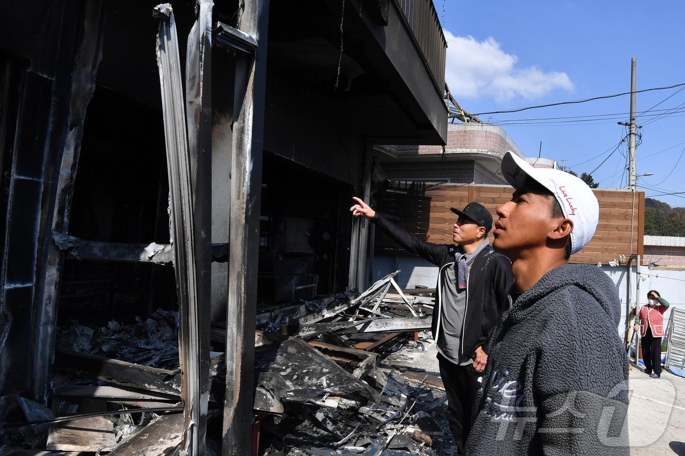 31일 산불 피해지역인 경북 영덕군 축산면 경정 3리에서 취업비자로 입국한 인도네시아 국적의 수기안토(31)씨와 마을 어촌계장인 유명신 씨가  화마가 지나간 주택 앞에서 당시 급박했던 구조 순간을 말하고 있다. 2025.3.31/뉴스1