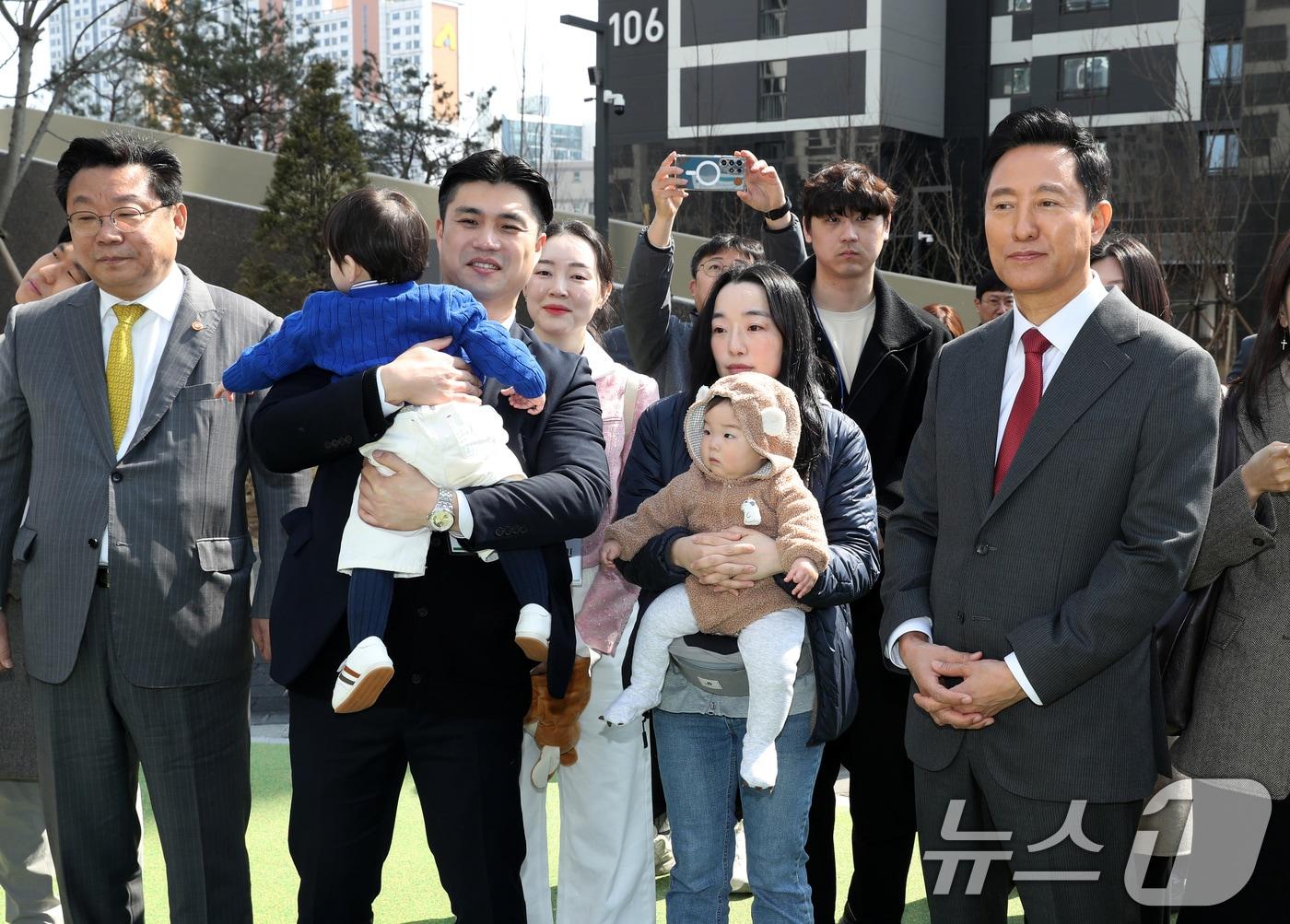 본문 이미지 - 오세훈 서울시장이 서울 광진구에 위치한 신축 아파트 단지에서 신혼부부들이 입주할 제2차 미리내집&#40;장기전세주택&#41; 현장에 대한 설명을 듣고 있다. &#40;공동취재&#41; /뉴스1 ⓒ News1 장수영 기자