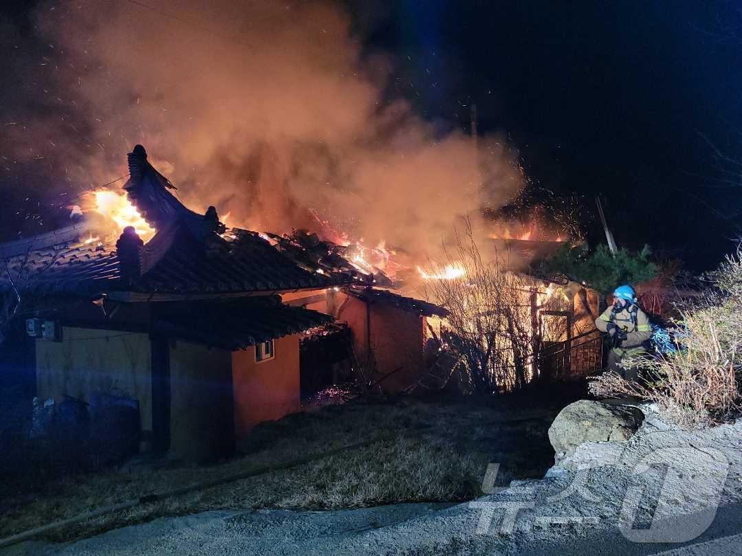 본문 이미지 - 삼척 근덕면 펜션 화재 현장.(강원도소방본부 제공, 재판매 및 DB 금지) 2025.3.31/뉴스1