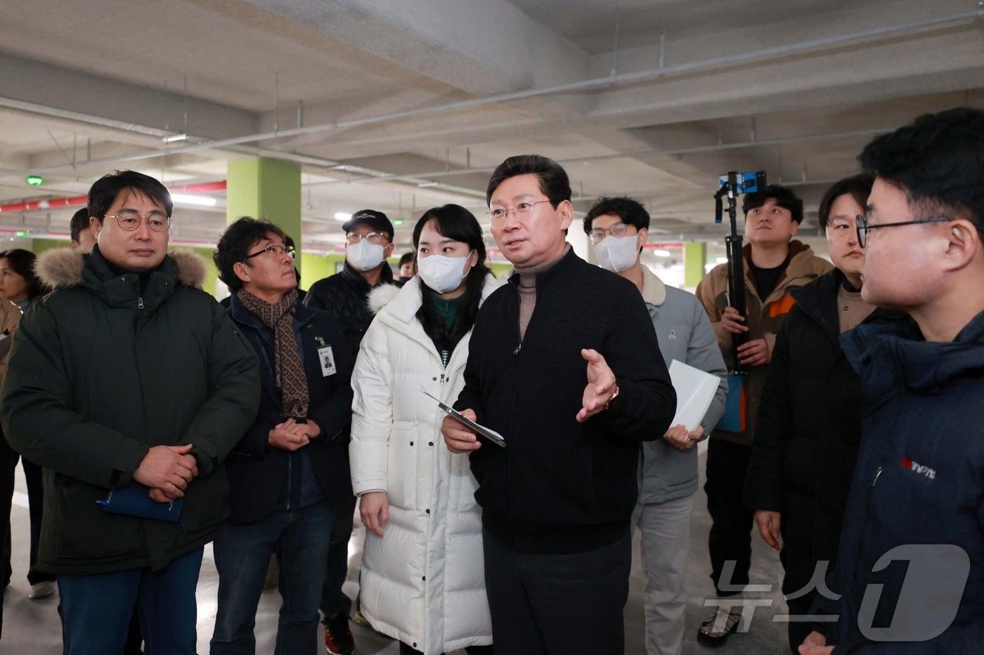 이상일 시장&#40;오른쪽 두번째&#41;이 경남아너스빌디센트 건설 현장에서 하자 보수 상황을 살펴보고 있는 모습.&#40;용인시 제공&#41;