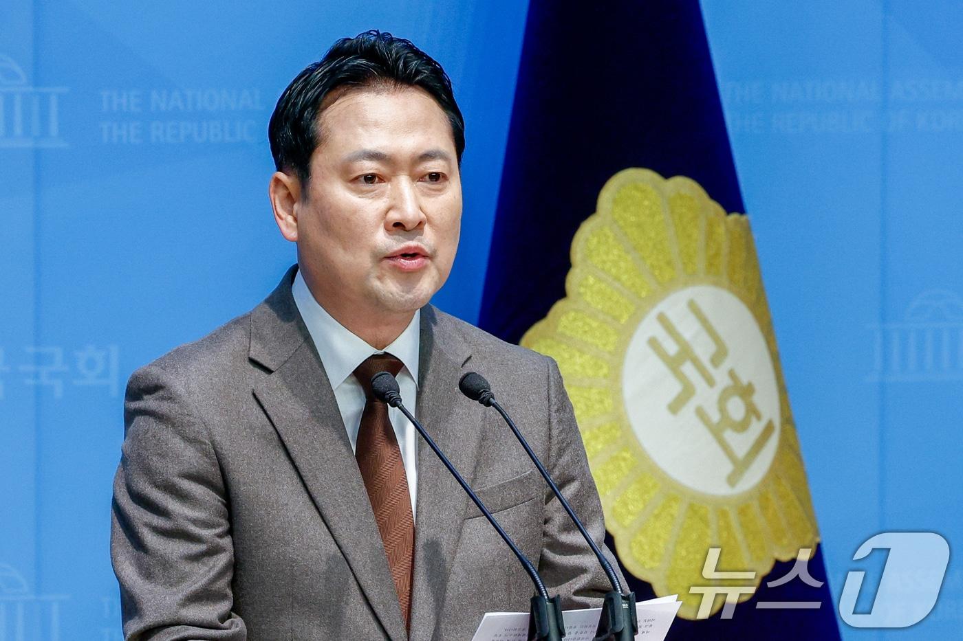 장동혁 국민의힘 의원이 31일 서울 여의도 국회 소통관에서 민주당의 헌법재판관 임기 연장법 추진 시도를 비판하며 기자회견을 하고 있다. 2025.3.31/뉴스1 ⓒ News1 안은나 기자