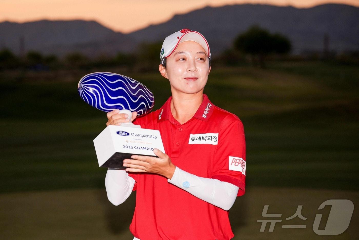 김효주가 30일&#40;현지시간&#41; 애리조나주 챈들러의 월윈드 골프클럽에서 열린 LPGA 투어 포드 챔피언십서 연장 끝에 1년 6개월 만에 투어 통산 7승을 한 뒤 트로피를 들고 기뻐하고 있다. 2025.03.31 ⓒ AFP=뉴스1 ⓒ News1 우동명 기자