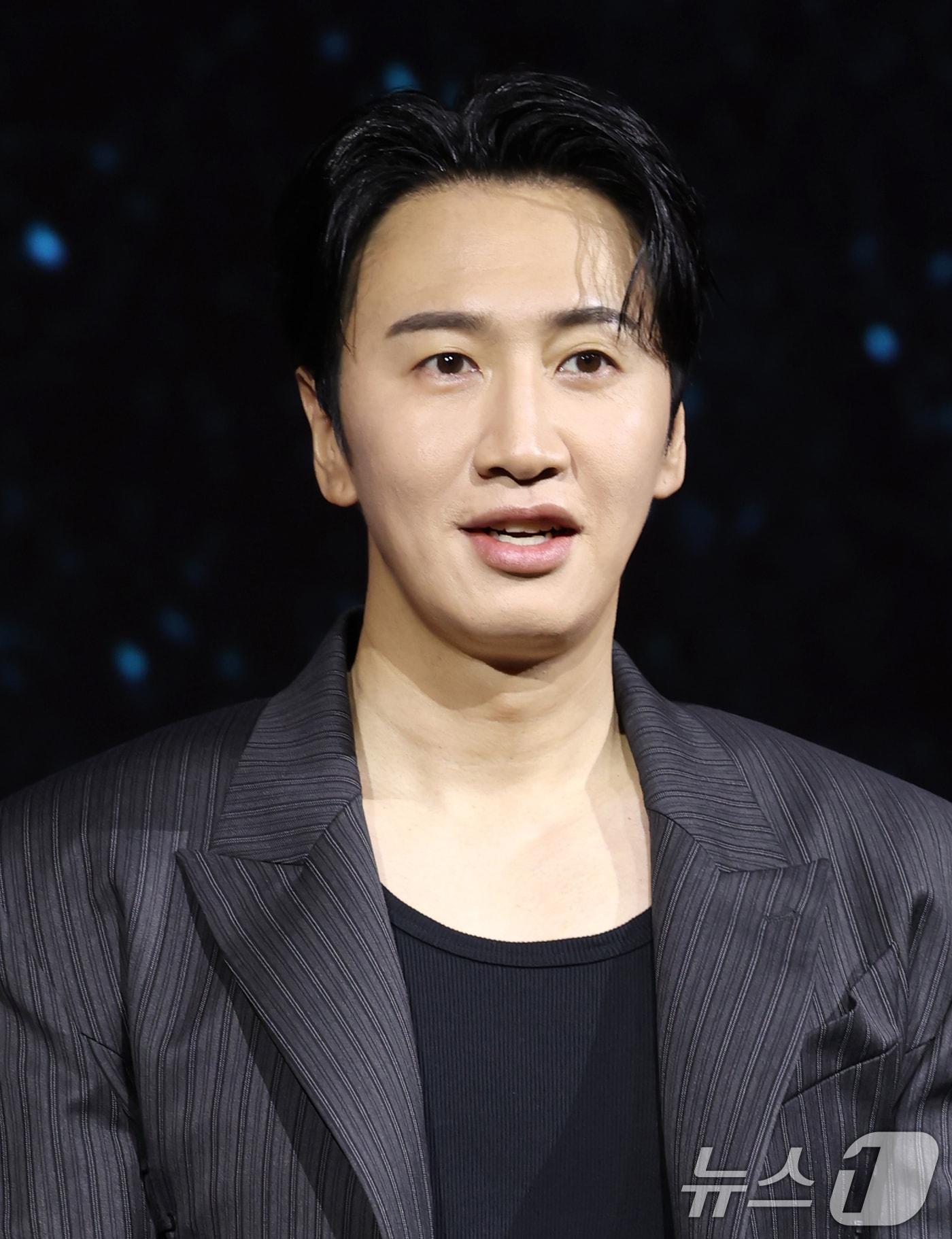 본문 이미지 - 배우 이광수가 31일 서울 종로구 JW메리어트 동대문 스퀘어 서울에서 열린 넷플릭스 시리즈 '악연' 제작발표회에 참석해 포즈를 취하고 있다. '악연'은 벗어나고 싶어도 빠져나올 수 없는 악연으로 얽히고설킨 6인의 이야기를 그린 범죄 스릴러이다. 2025.3.31/뉴스1 ⓒ News1 권현진 기자