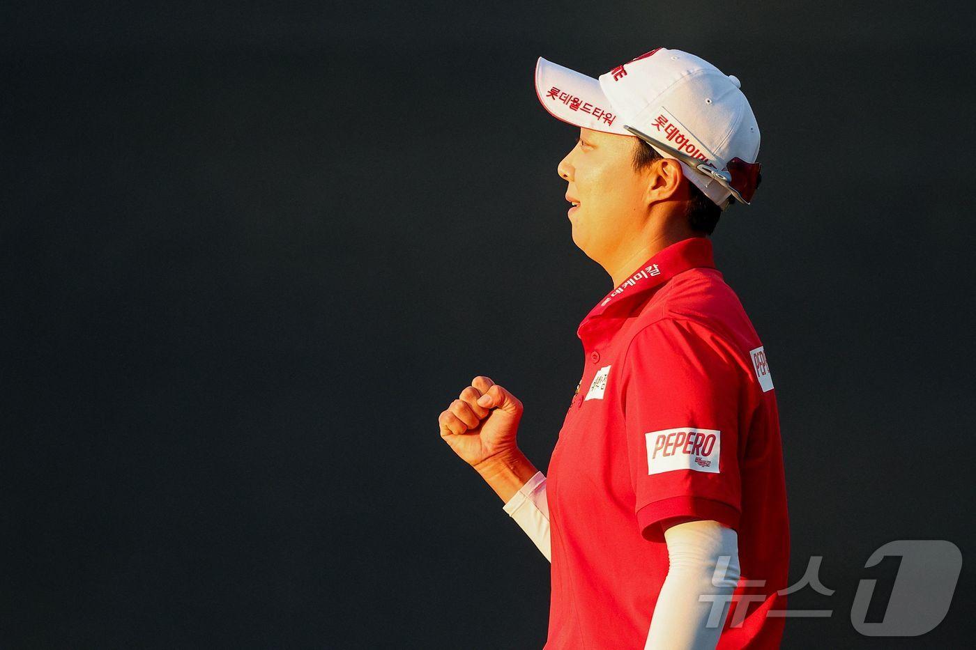 본문 이미지 - 김효주가 30일(현지시간) 애리조나주 챈들러의 월윈드 골프클럽에서 열린 LPGA 투어 포드 챔피언십서 연장 끝에 1년 6개월 만에 투어 통산 7승을 한 뒤 주먹을 불끈 쥐고 있다. 2025.03.31 ⓒ AFP=뉴스1 ⓒ News1 우동명 기자