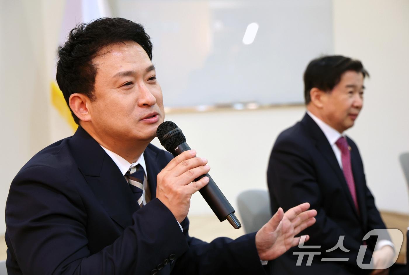 서경석 국민권익위원회 홍보대사 겸 자립준비청년 명예멘토가 31일 서울 종로구 정부서울청사 별관에서 열린 자립준비청년 명예멘토 간담회에서 인사말을 하고 있다. 2025.3.31/뉴스1 ⓒ News1 임세영 기자