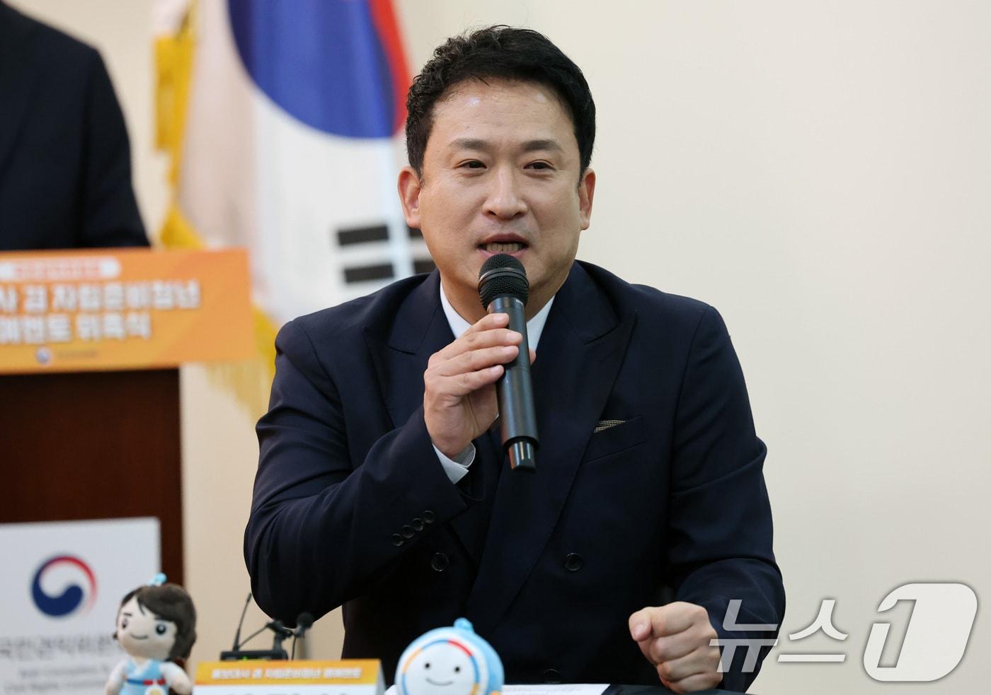 본문 이미지 - 개그맨 서경석이 지난해 국민권익위원회 홍보대사 겸 자립준비청년 명예멘토로 위촉됐을 당시 모습. 2025.3.31 ⓒ 뉴스1 임세영 기자