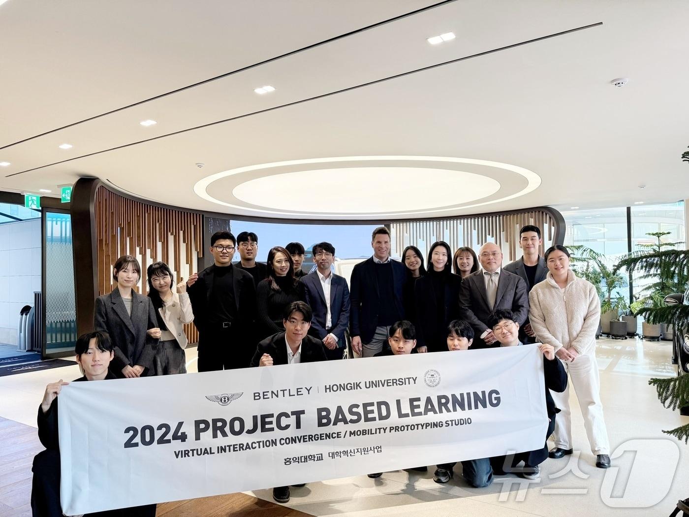 본문 이미지 - 벤틀리서울과 홍익대 산업디자인전공 관계자들이 디자인 산학협력 프로젝트를 마친 뒤 학생들과 기념 사진을 촬영한 모습(벤틀리 서울 제공). 2025.03.31.