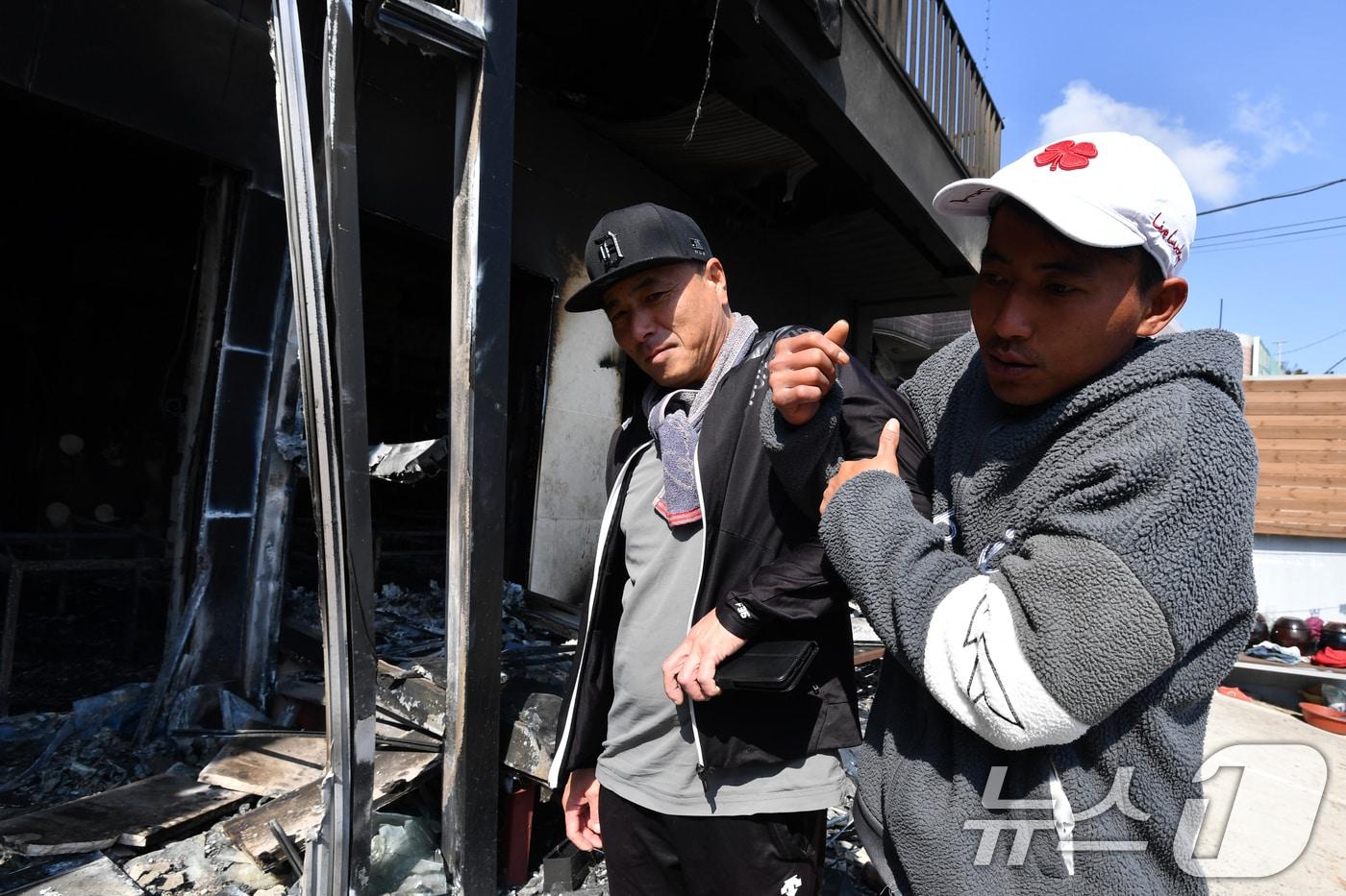 인도네시아 국적의 수기안토(31)씨가 31일 산불이 휩쓸고 간 경북 영덕군 축산면 경정 3리에서 불에 탄 집 앞에서 당시 구조 상황 등을 설명하고 있다. 수기안토 씨는 25일 강풍을 타고 급속히 확산된 산불이 마을로 덮친 상황에서 주민 수 십 여명을 업고 부축해 마을 방파제로 구조했다. 2025.3.31/뉴스1 ⓒ News1 최창호 기자