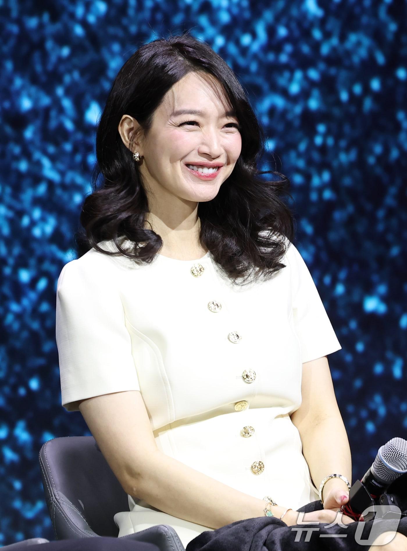 본문 이미지 - 배우 신민아가 31일 서울 종로구 JW메리어트 동대문 스퀘어 서울에서 열린 넷플릭스 시리즈 '악연' 제작발표회에 참석해 사랑스러운 미소를 짓고 있다. '악연'은 벗어나고 싶어도 빠져나올 수 없는 악연으로 얽히고설킨 6인의 이야기를 그린 범죄 스릴러이다. 2025.3.31/뉴스1 ⓒ News1 권현진 기자