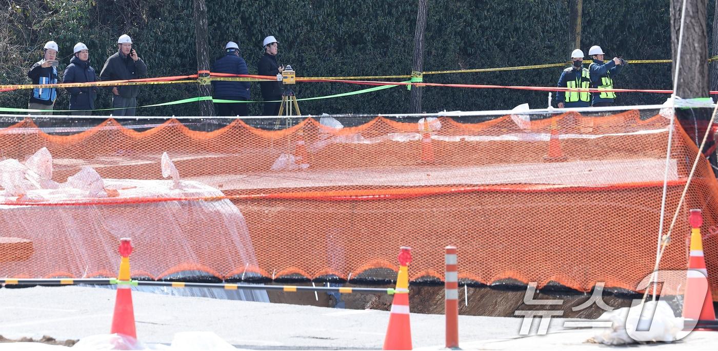 서울 강동구 명일동 대명초등학교 인근 사거리에서 서울 아리수 본부 관계자들이 사고 현장을 둘러보고 있다. 2025.3.31/뉴스1 ⓒ News1 김성진 기자