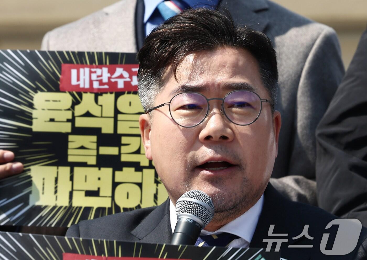 박찬대 더불어민주당 원내대표가 31일 오전 서울 광화문 농성장 앞에서 열린 '윤석열 즉각 파면 쟁취 전국민 집중행동 선포 기자회견'에서 발언하고 있다. 2025.3.31/뉴스1 ⓒ News1 김민지 기자