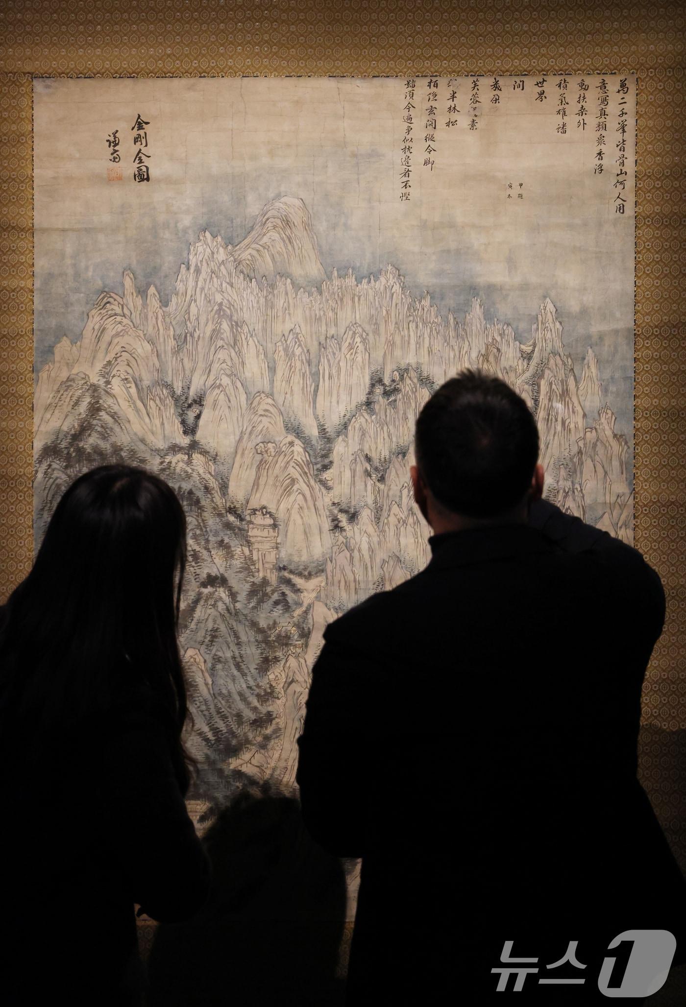 본문 이미지 - 31일 오전 경기 용인시 처인구 호암미술관에 겸재 정선의 금강전도가 전시돼 있다. 삼성문화재단과 간송미술문화재단이 공동 개최한 '겸재 정선'전은 다음 달 2일부터 6월 29일까지 경기 용인 호암미술관에서 열린다. 2025.3.31/뉴스1 ⓒ News1 김영운 기자