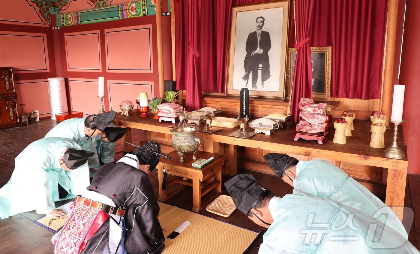 충북 진천군은 보재 이상설 선생 순국 108주기 추모행사를 선생의 영전이 있는 숭렬사와 보재 이상설 기념관에서 31일 개최했다.(진천군 제공)/뉴스1