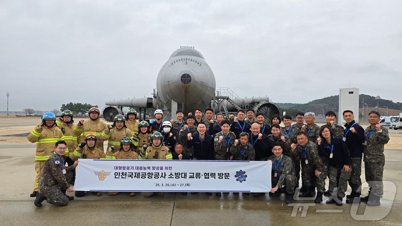 인천공항공사와 공군 관계자들이 항공기 사고 대응역량 강화 워크숍 후 기념사진을 촬영하고 있다. (인천공항공사 제공) / 뉴스1