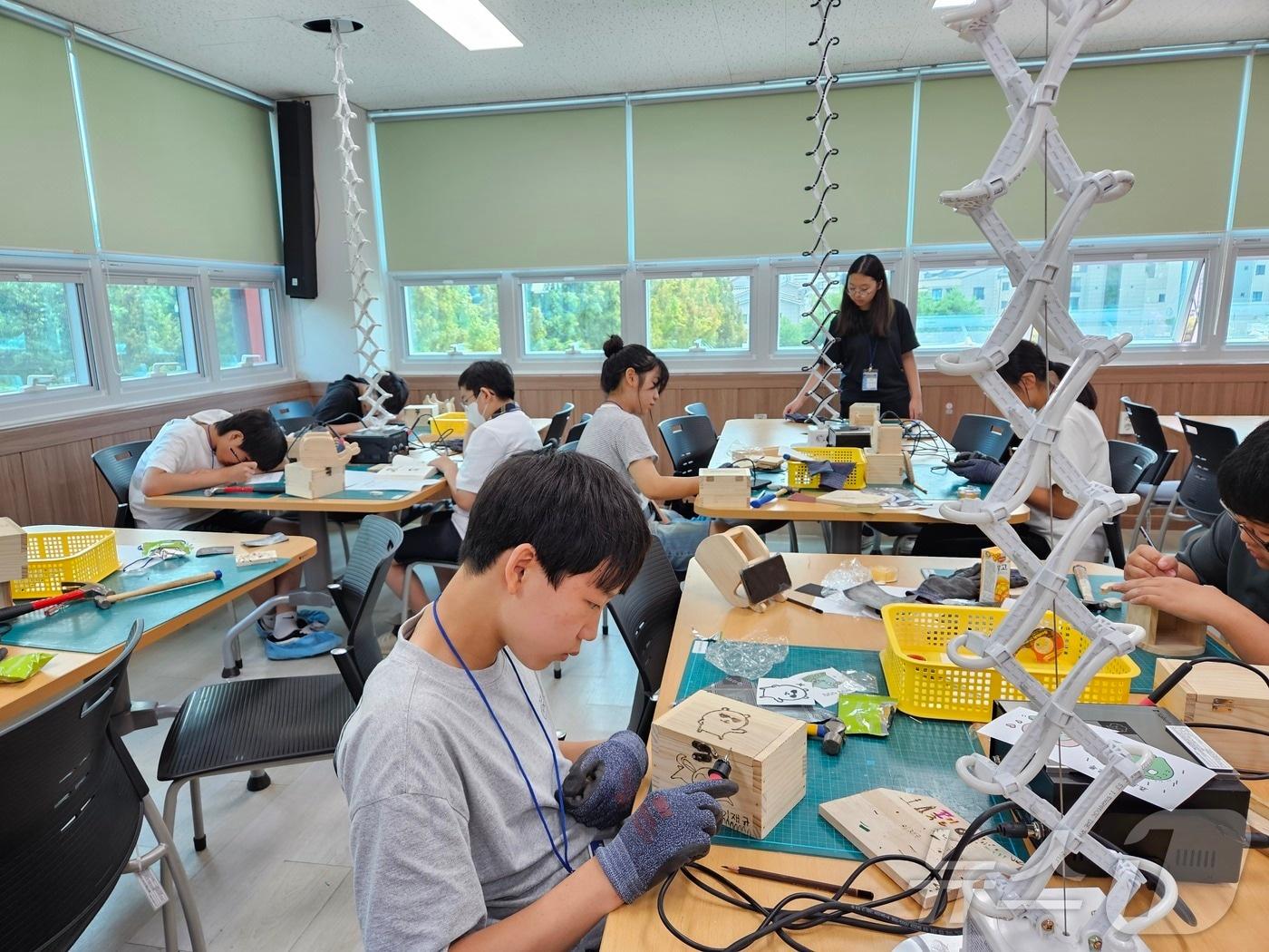 본문 이미지 - 아산발명교육센터가 창의융합형 인재를 양성하고 있다. (충남교육청 제공. 재판매 및 DB금지)/뉴스1