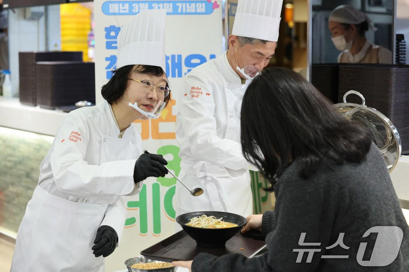 오유경 식품의약품안전처장이 지난 3월 31일 오전 서울 서대문구 연세대학교 학생식당에서 삼삼한 데이를 맞아 학생들에게 저염식 식단을 배식하고 있다.  /뉴스1 ⓒ News1 신웅수 기자