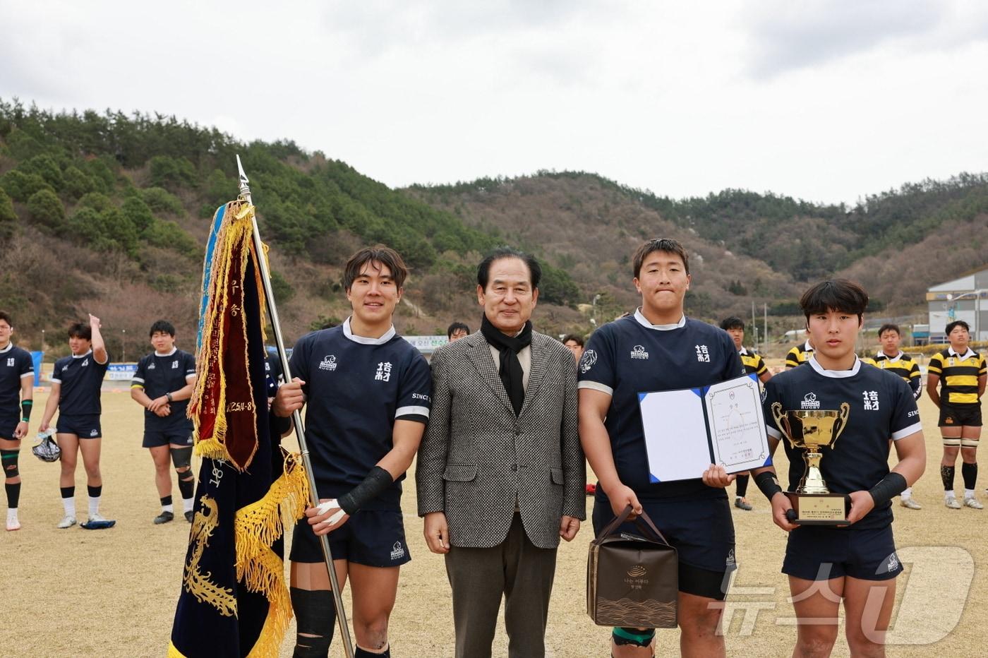 본문 이미지 - 김희수 군수가 제39회 충무기 럭비선수권대회 고등부 우승팀인 배재고 선수들과 기념사진을 찍고 있다.(진도군 제공, 재판매 및 DB 금지) 