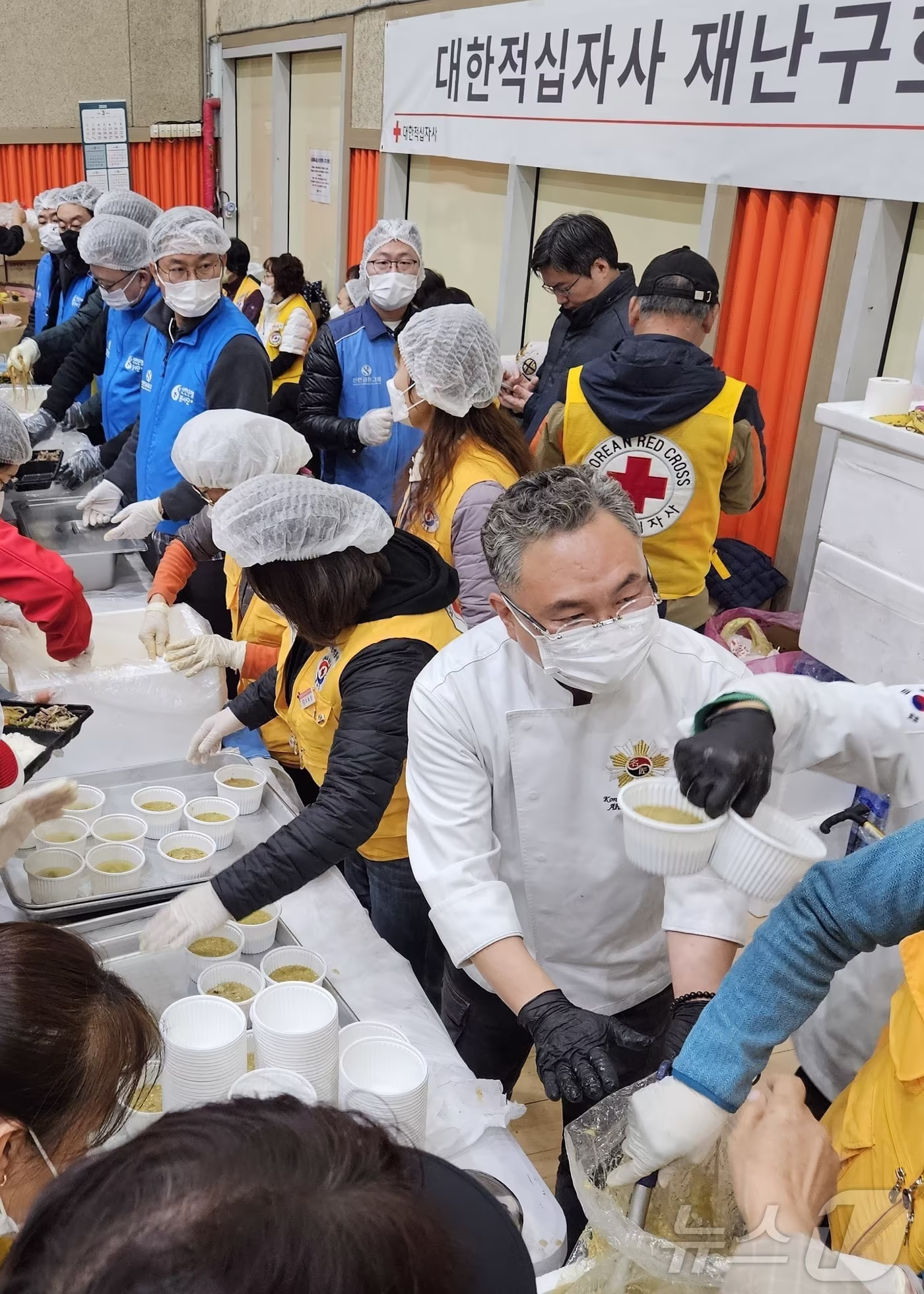 본문 이미지 - 흑백요리사 출연진인 안유성 명장이 30일 경북 안동체육관에서 산불이재민과 소방관 식사를 위해 전복죽 800인분을 만들어 나누고 있다.(독자제공.재배포 및 DB 금지) ⓒ News1 서충섭 기자