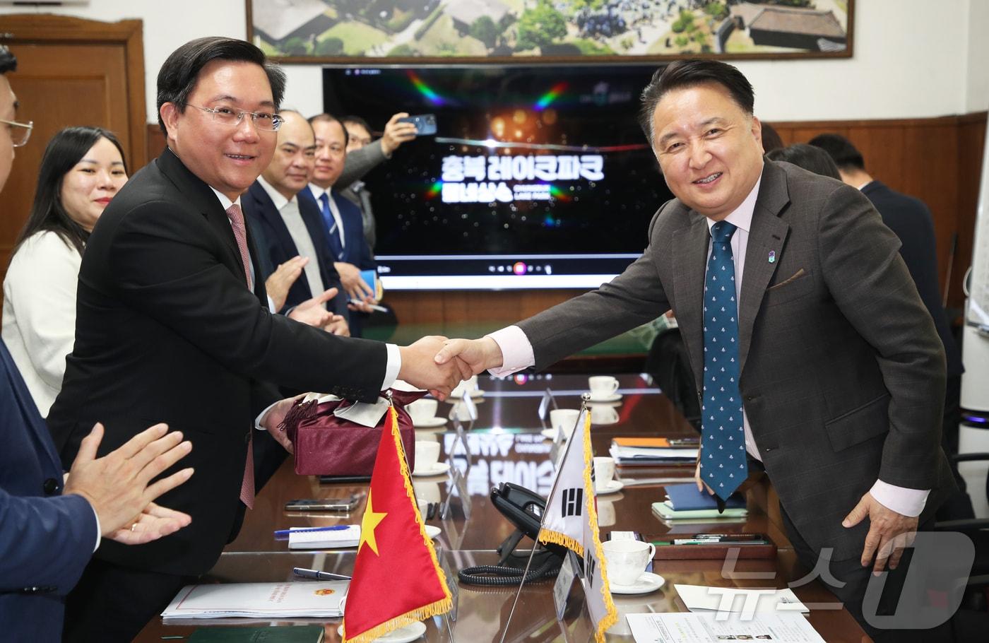 김영환 충북지사는 31일 쩐 주이 동 베트남 빈푹성 인민위원장과 만나 상호 발전 방안을 논의했다.(충북도 제공. 재판매 및 DB금지)