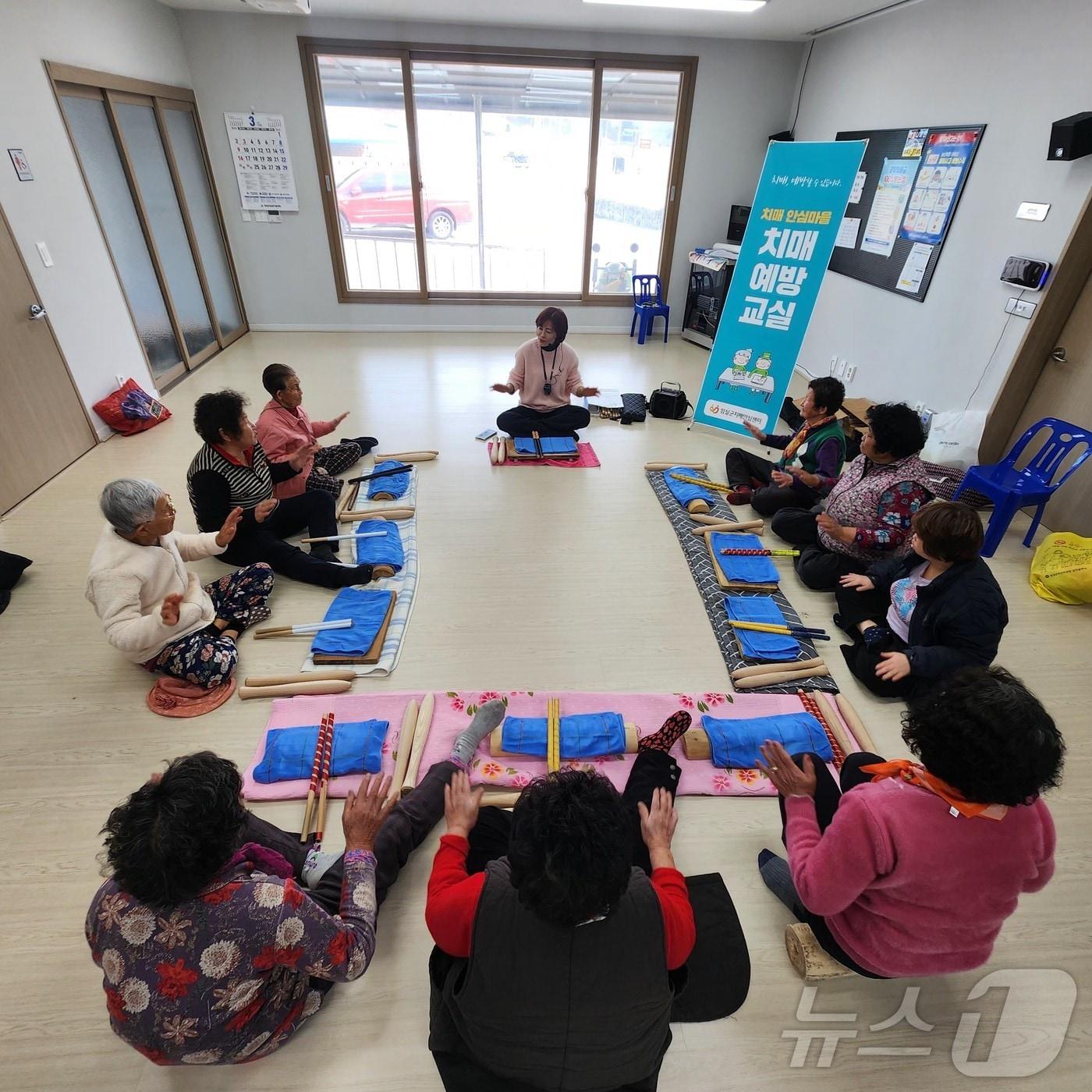본문 이미지 - 전북자치도 임실군 치매안심센터가 임실읍 갈마마을과 청웅면 발산마을 주민들을 대상으로 치매 예방 프로그램을 운영한다.(임실군제공. 재판매 및 DB금지)2025.3.31/뉴스1