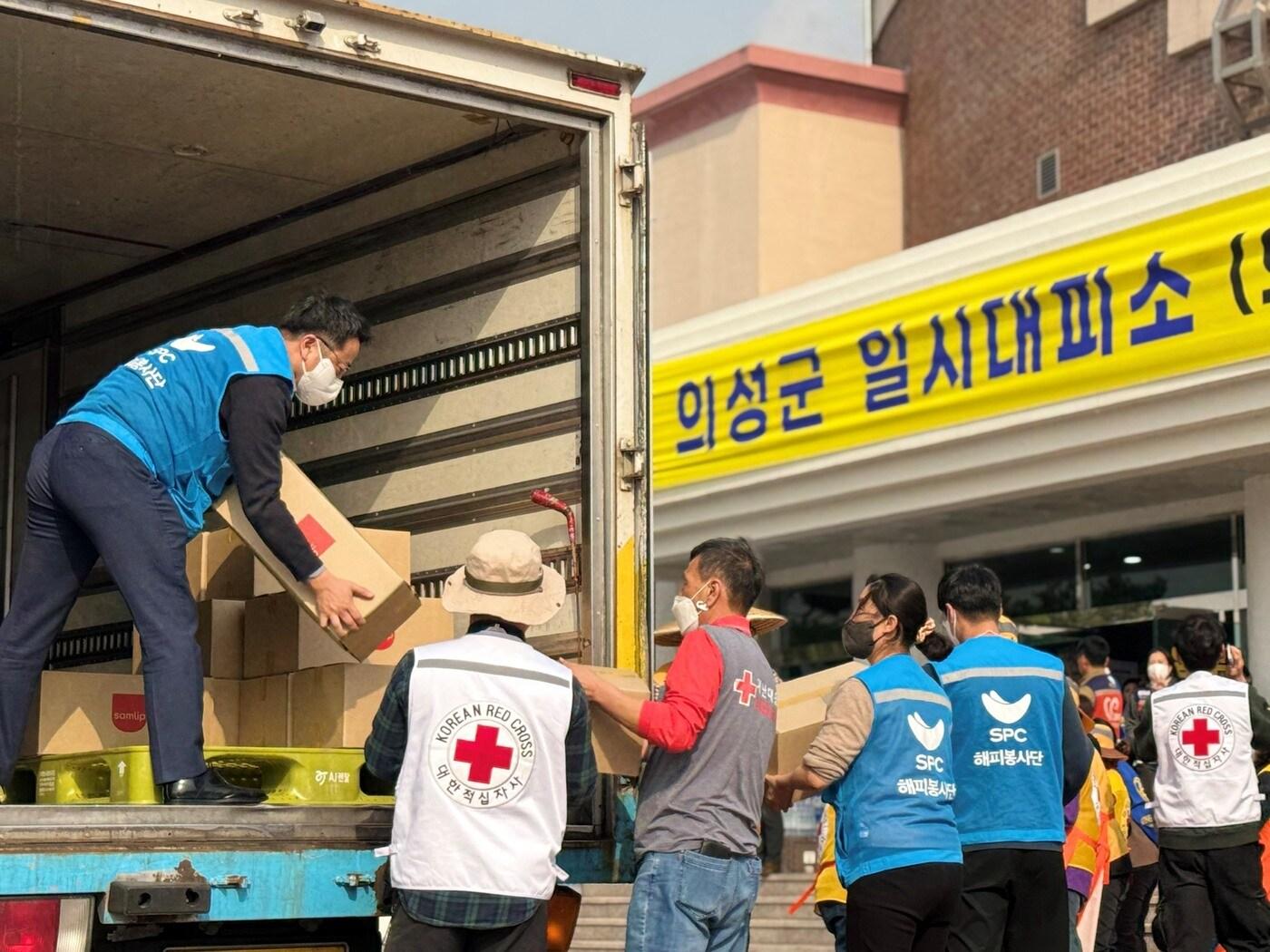 본문 이미지 - SPC그룹 직원들이 의성군 일시대피소를 찾아 대한적십자사와 함께 구호물품을 전달하고 있다. (대한적십자사·SPC그룹 제공)
