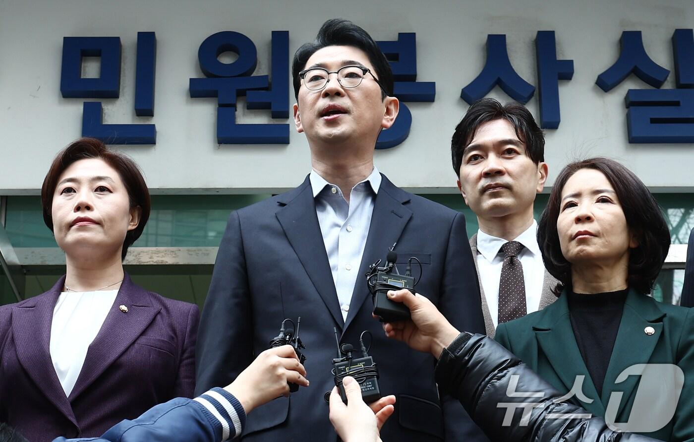 주진우 국민의힘 법률자문위원장이 30일 오후 서울 종로구 서울경찰청 민원실 앞에서 더불어민주당 이재명 대표와 초선 의원, 방송인 김어준 씨 등 71명에 대한 내란음모 혐의 관련 고발장을 접수한 뒤 브리핑을 하고 있다. 2025.3.31/뉴스1 ⓒ News1 김민지 기자